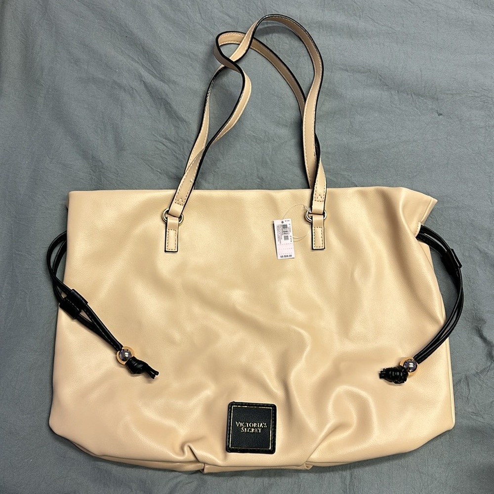 •Cute Victoria’s Secret hand bag• - Picture 5 of 6